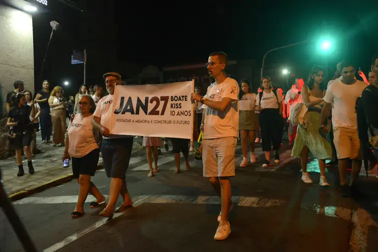 Familiares e amigos fazem vigília em homenagem aos 10 anos da tragédia da Boate Kiss em Santa Maria, no Rio Grande do Sul