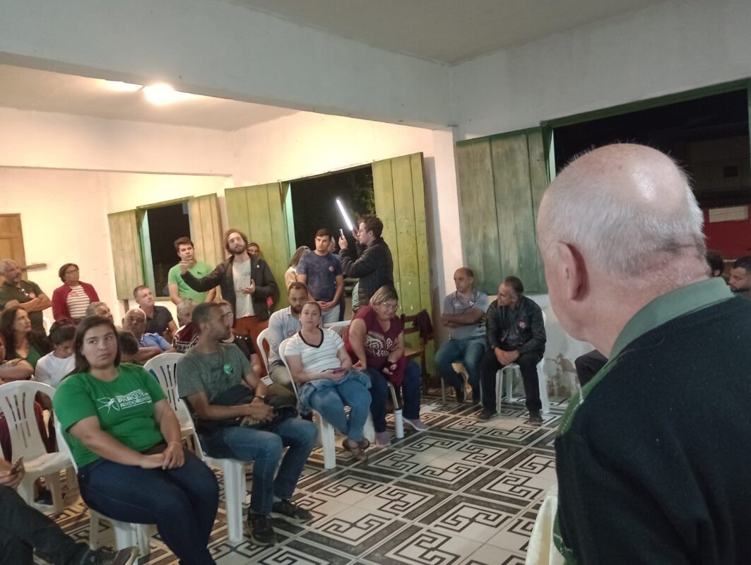 Moradores do Morro São Sebastião se reúnem com o Prefeito e candidato a reeleição Angelo Oswaldo