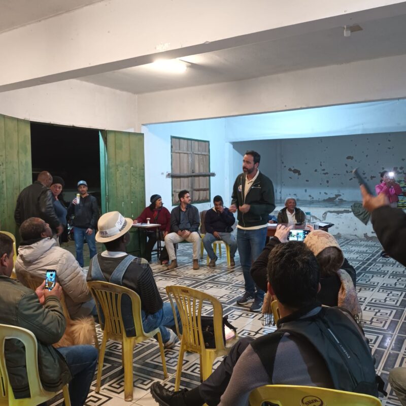 Moradores do Morro São Sebastião conversam com o candidato a prefeito de Ouro Preto, Duarte Júnior